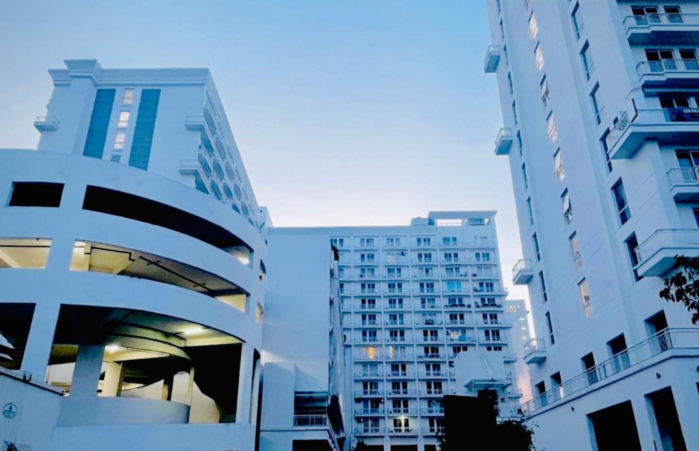 Dolphin Inn & Suites Manhattan لاكناو المظهر الخارجي الصورة